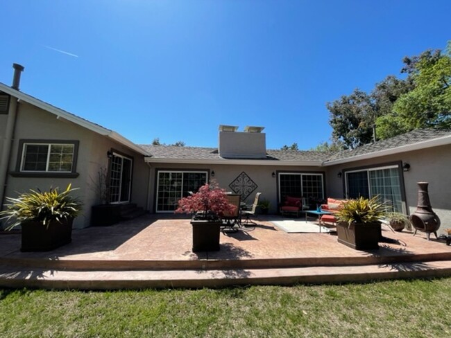 Building Photo - Gorgeous updated single level home in S.Wa...