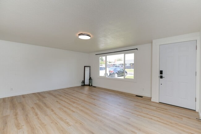Building Photo - **Comfortable Oak Harbor Rambler Available...