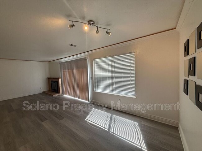 Building Photo - 2735 Applewood Dr