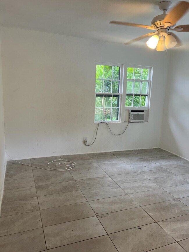 Building Photo - 1260 NE 115th St