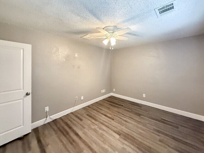 Building Photo - Comfortable 3-Bedroom Home for Lease in Ke...