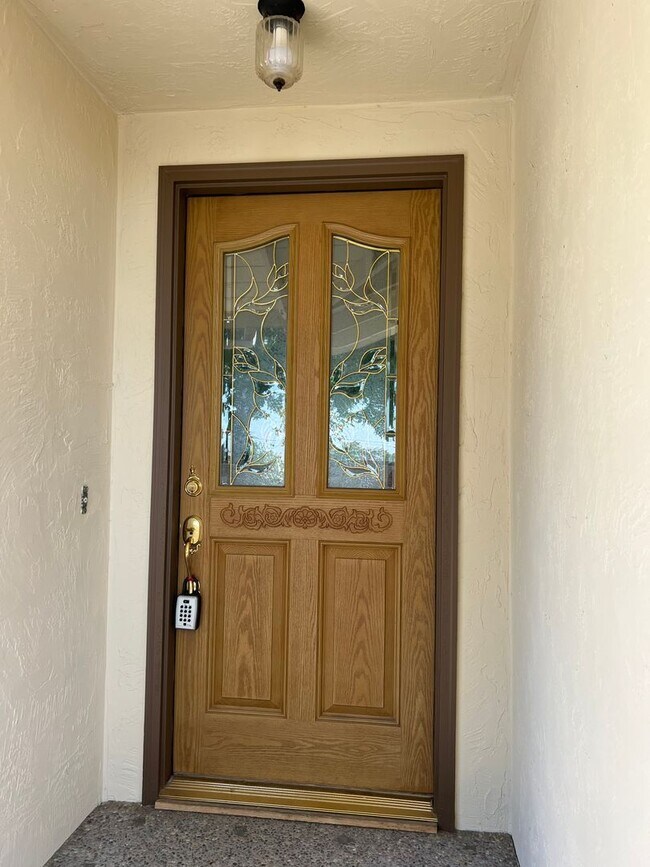 Building Photo - Newly Updated 4/2 Home! Remodeled Bathroom...