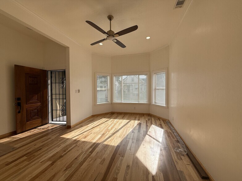 Building Photo - 1921 Harmon St