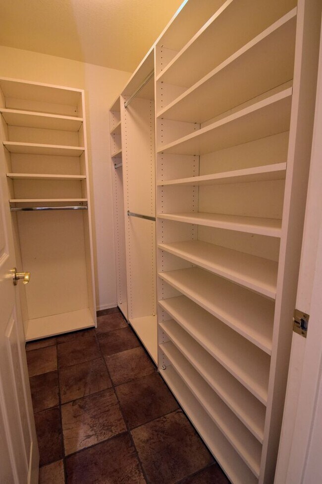 Building Photo - Bright & Open SE Tucson 3 Bed 2 Bath with ...