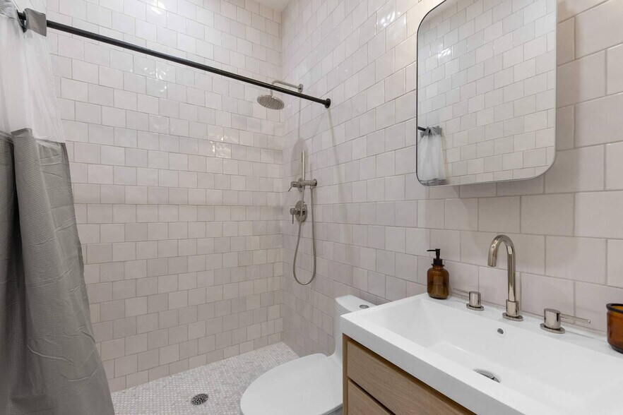 Building Photo - 10 Hausman St