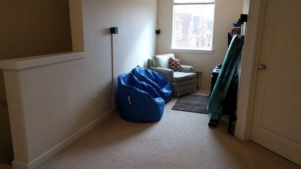 Loft - 325 NW 209th Ave