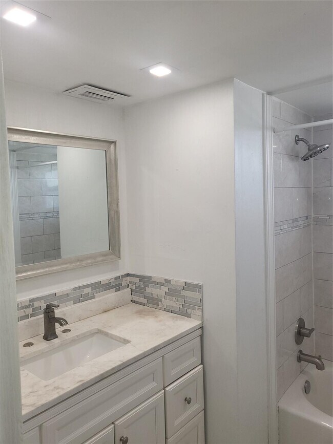 Building Photo - 1075 NE Miami Gardens Dr