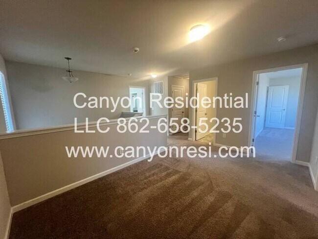 Building Photo - Beautiful 3 Bedroom 2.5 bath in well sough...