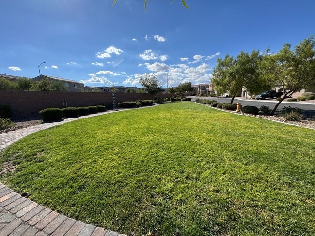 Building Photo - Newer Home with Gated Community Single Fam...