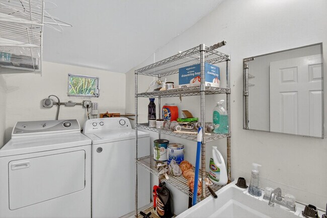 Building Photo - 1606 NE 15th Ave