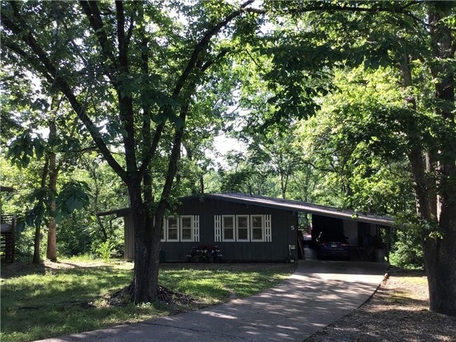 Primary Photo - Welcome to this charming 2-bedroom, 1.5-ba...