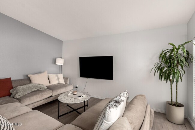 Building Photo - 303 W Fellars Dr
