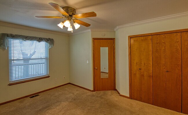 Building Photo - 3B/3B in The Shores with Finished Basement and 2 Car Garage!