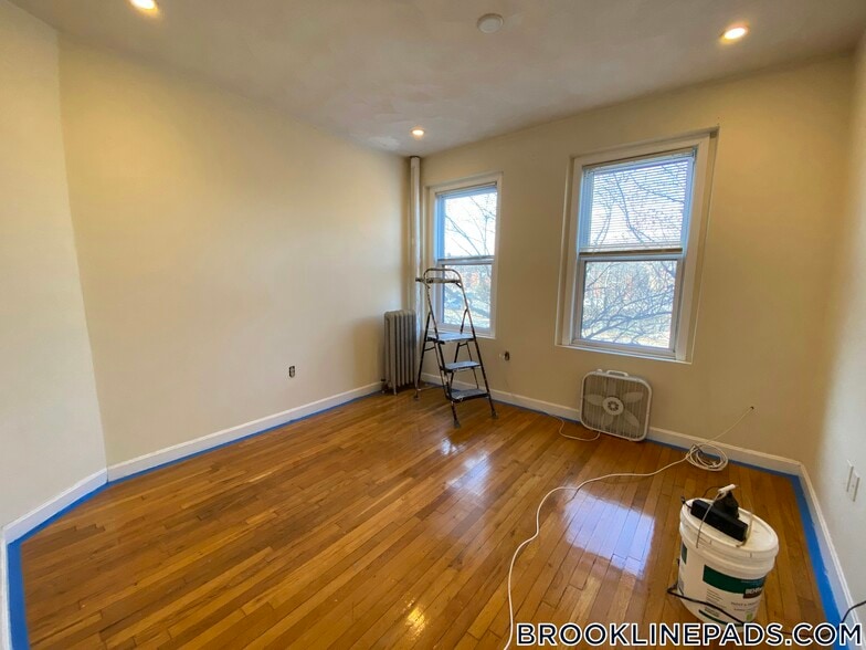 Building Photo - 352 Riverway