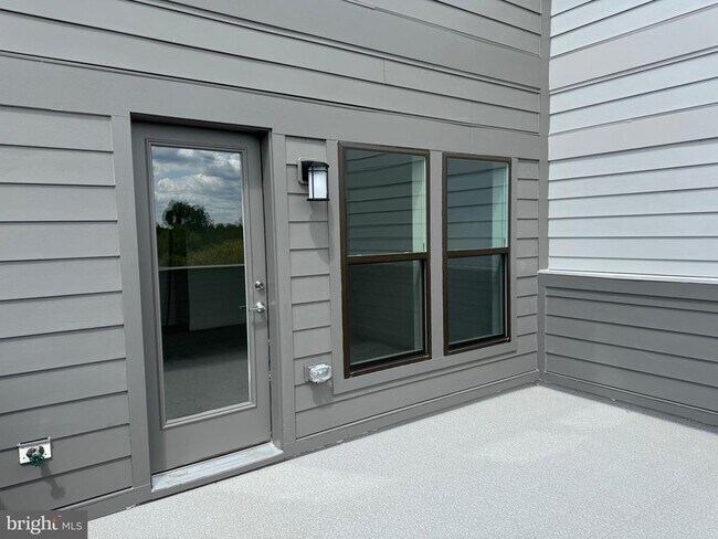 Building Photo - 831 King Farm Blvd
