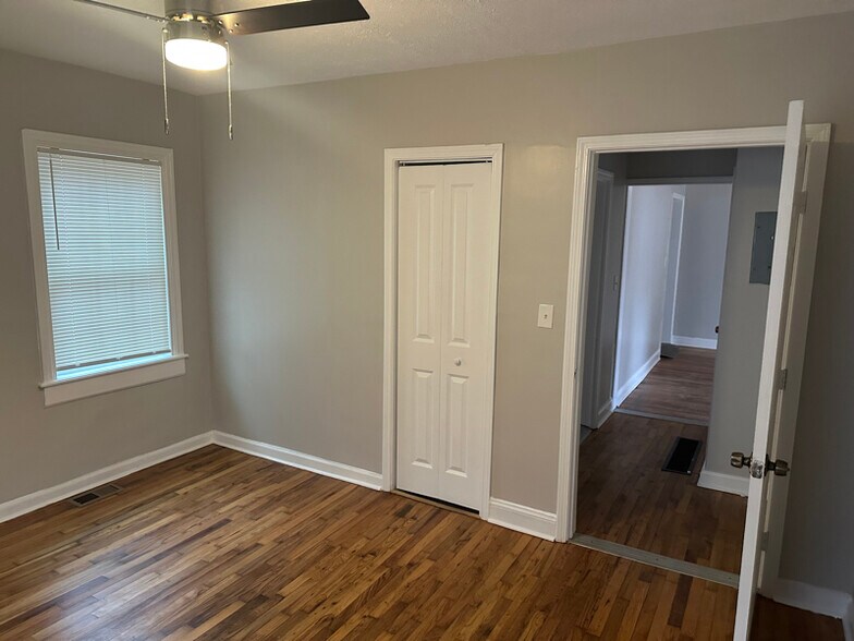 Building Photo - 1107 Graymont Dr SW