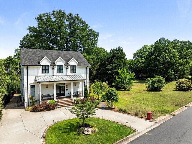Building Photo - Spacious Elegance Awaits!
