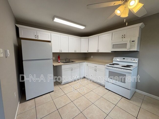 Building Photo - 810 Trafalgar Rd