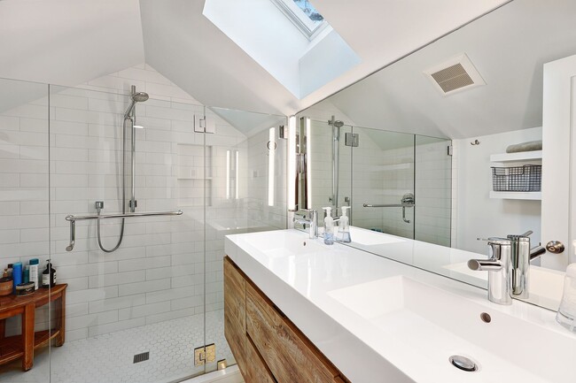 Building Photo - Ravenna Home