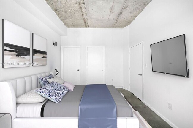 Building Photo - 10 SW South River Dr