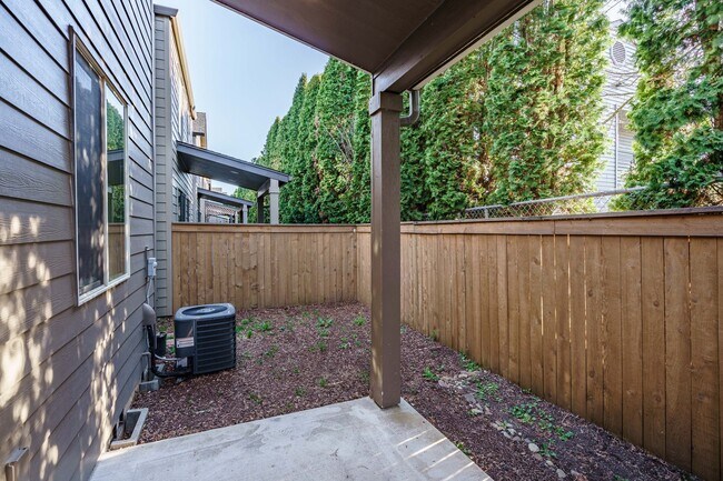 Building Photo - Beautiful Single-Level Home | 3 Bed, 2.5 B...