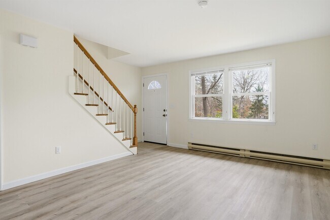 Building Photo - 4 Linda Ln