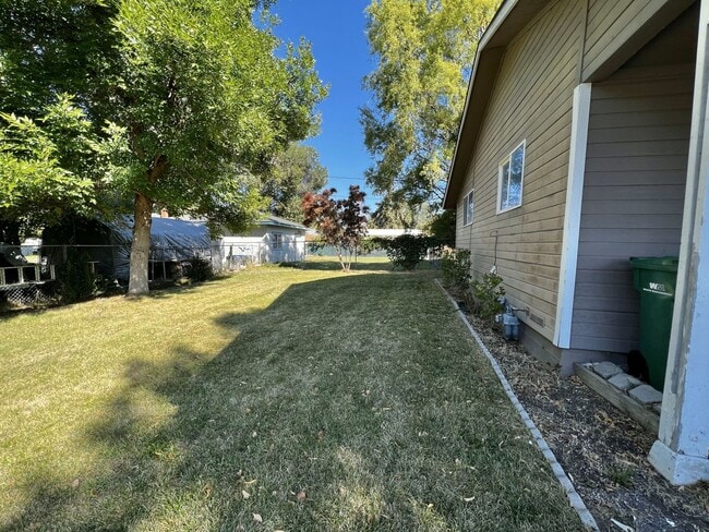 Building Photo - 3 bedroom 2 bathroom house