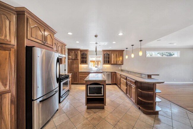 Building Photo - Welcome Home to the peaceful Shoreview Nei...