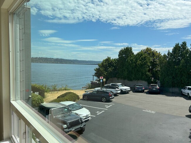 Building Photo - Lake Washington waterfront living with lak...