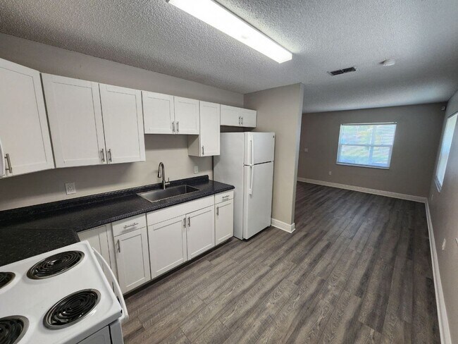Building Photo - Housing Voucher Accepted -Upgraded 3 Bedroom 2 Bath - Minutes from Super Target and Publix