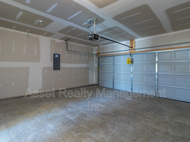 Building Photo - 4831 Birchcrest Ln