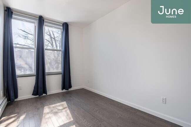 Building Photo - Queen room in 4-bed/2.0-bath Home