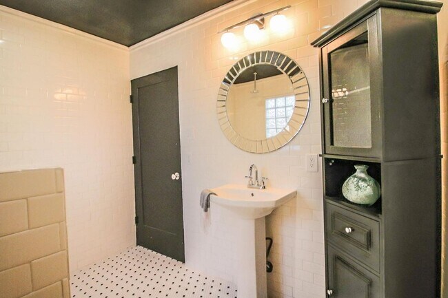 Building Photo - PRE LEASING for fall 2026! 4/2 in heart of Lubbock!