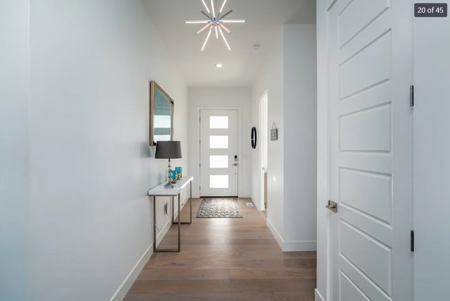 Building Photo - Stunning 5-bedroom, 4.5-bath home