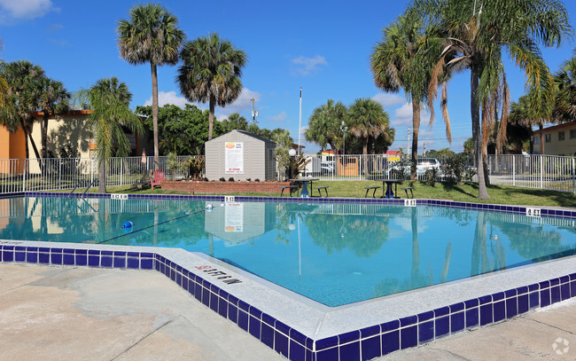 Courtenay Palms Apartments - Merritt Island, Fl 