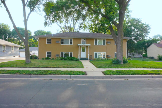 Front of Building - 922 Spencer St S