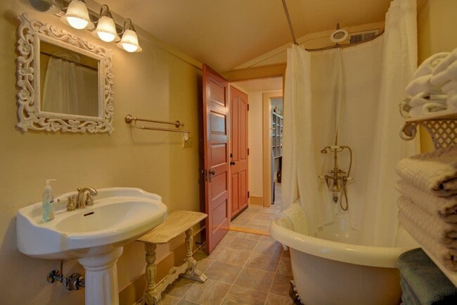 Building Photo - Perfect Furnished Home in Jacksonville!