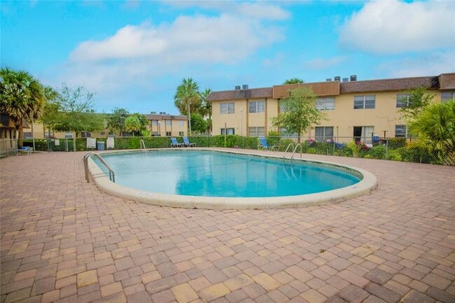Building Photo - 416 Lakeside Dr