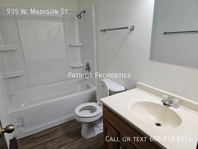 Building Photo - 935 W Madison St