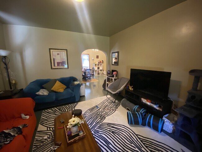 Building Photo - Charming 2-Bed, 2-Bath Duplex in Eau Claire