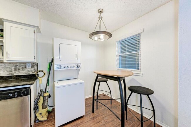 Building Photo - Amazing 1 bedroom off Manor rd.  Central Austin at its finest