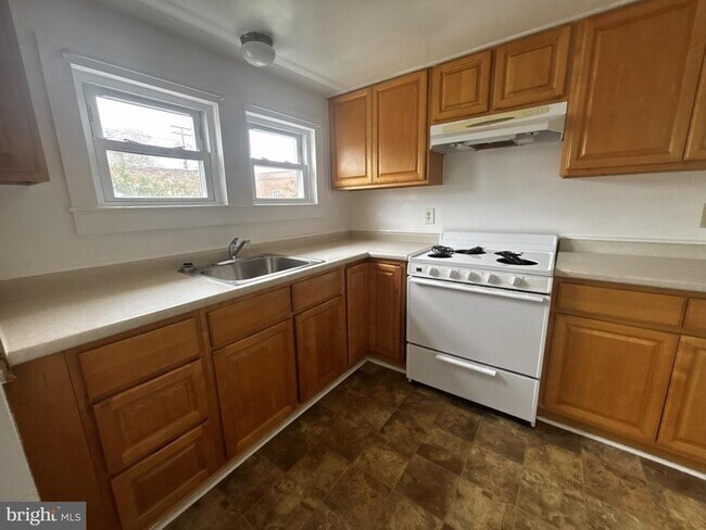 Building Photo - 2 E Vine St