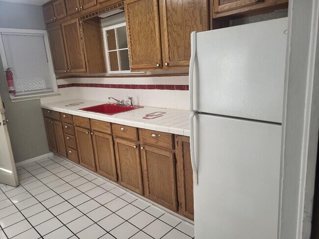 Building Photo - 815 SW H Ave