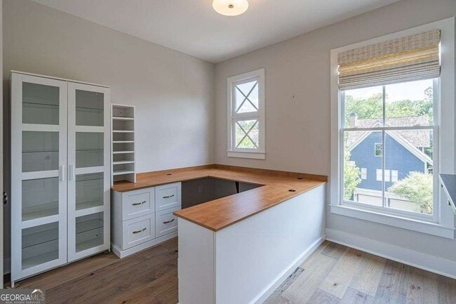 Building Photo - 370 Thrasher St NW