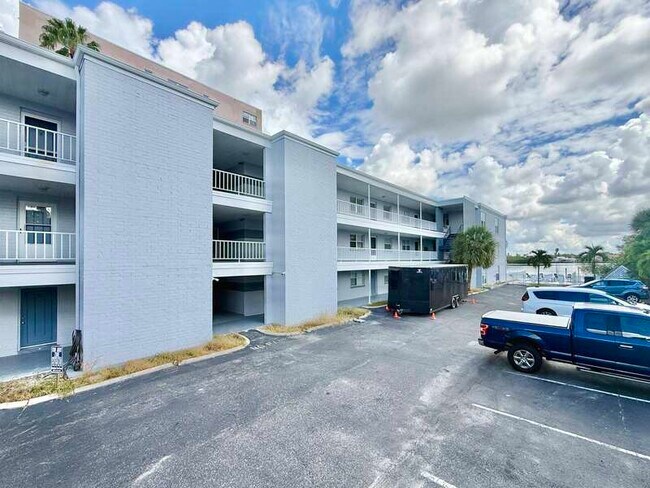 Building Photo - 1859 Shore Dr S