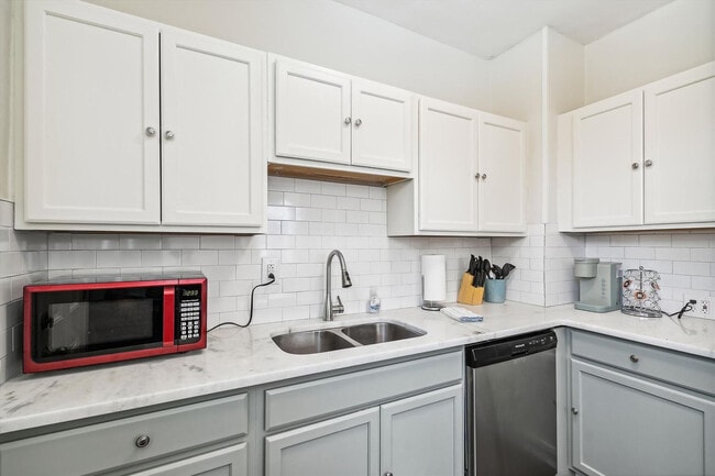 Building Photo - 300 Mercedes Ave