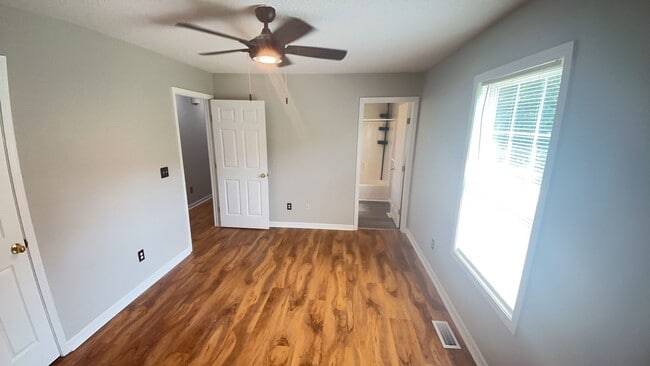 Building Photo - Happy New Year! 3 bed/2 bath with bonus room & garage in Jonesborough, TN, $2000