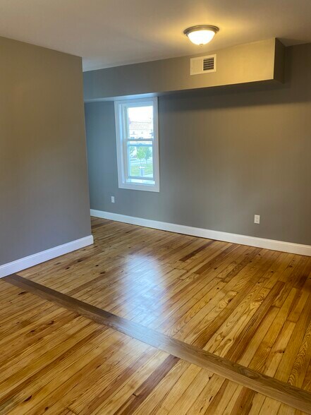 Building Photo - 1190 Plymouth Ave