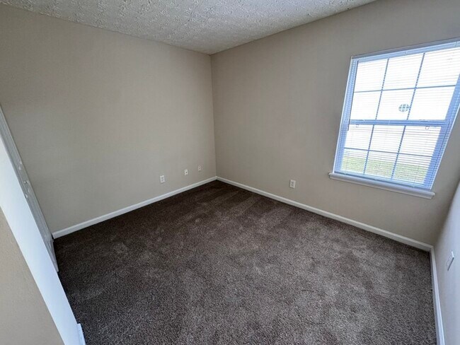 Building Photo - Great space in this 3 bedroom 2 and 1/2 bath end unit Townhome!