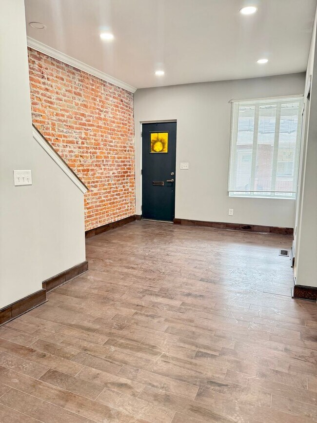 Building Photo - 3 Bed 1.5  Bath